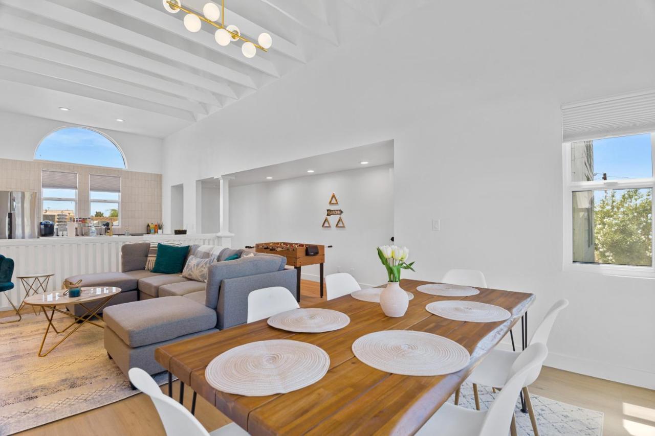 Stylish Phoenix Townhome - Foosball Table, Laundry, Parking! Exterior photo