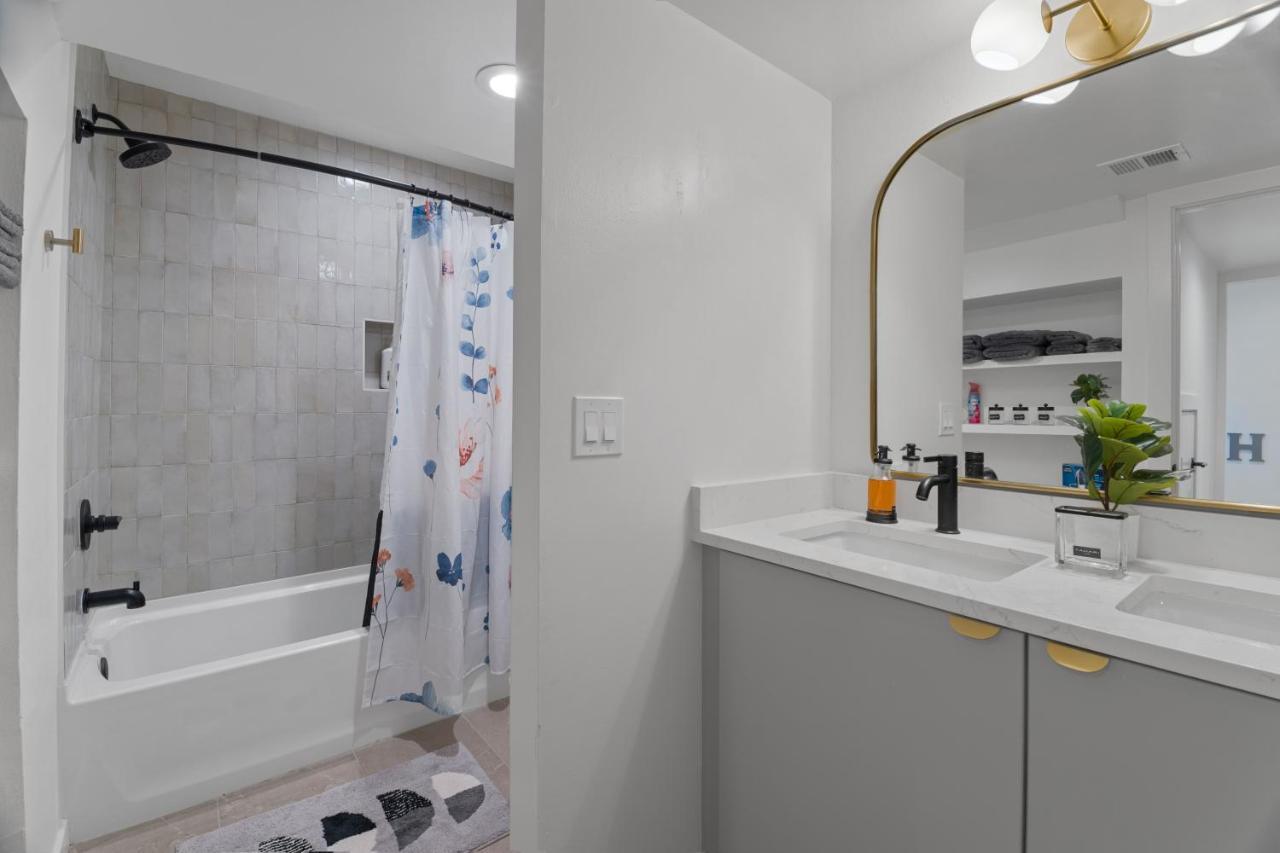 Stylish Phoenix Townhome - Foosball Table, Laundry, Parking! Exterior photo