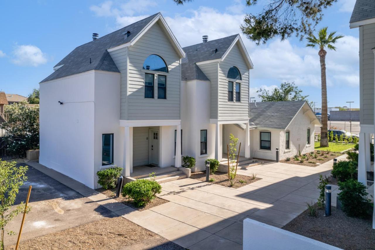 Stylish Phoenix Townhome - Foosball Table, Laundry, Parking! Exterior photo
